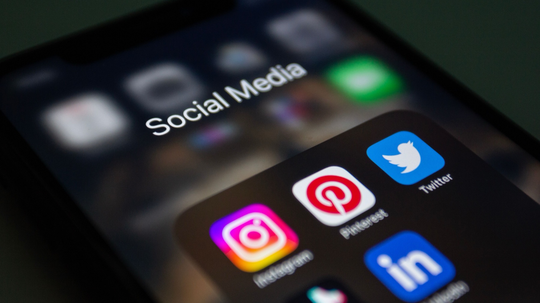 Social Media Apps in einem Ordner auf dem Handy Homescreen